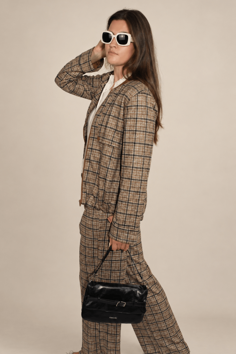 Conjunto bomber y pantalón Amichi de cuadros en tonos beige y camel