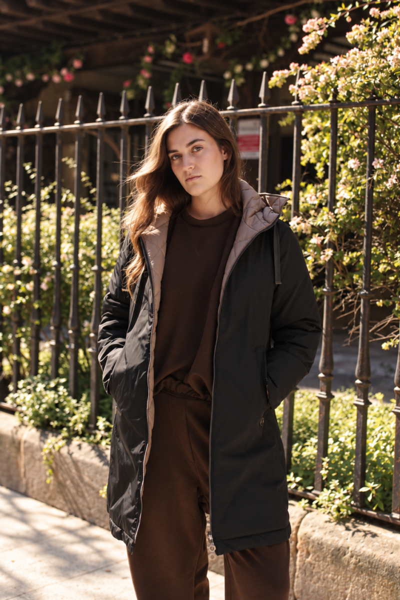 Modelo con parka reversible Portland Fuchs Schmitt negra con interior beige