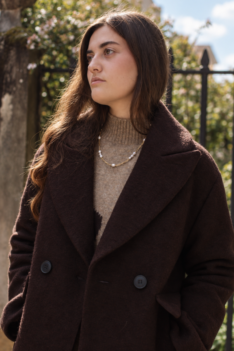 Modelo con abrigo de lana marrón chocolate Trapani de Fuchs Schmitt para mujer
