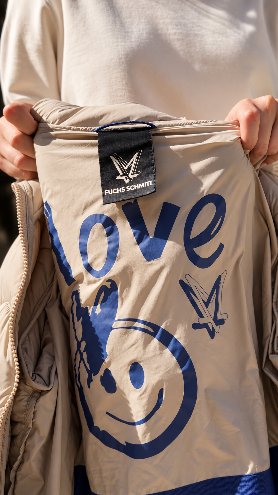Detalle del forro beige de la parka Plano Fuchs Schmitt con estampado gráfico azul