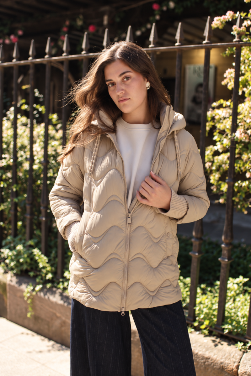 Mujer con parka acolchada beige de ondas y capucha Fuchs Schmitt