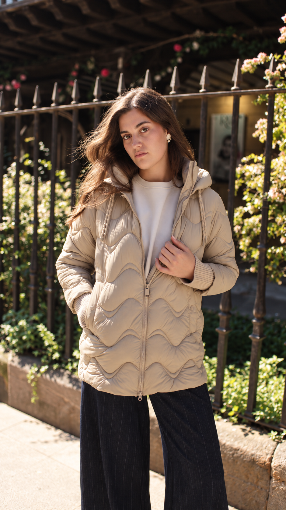 Mujer con parka acolchada beige de ondas y capucha Fuchs Schmitt