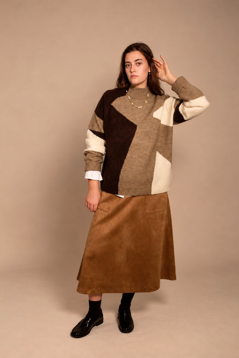 Jersey geométrico marrón Amichi combinado con falda midi camel.