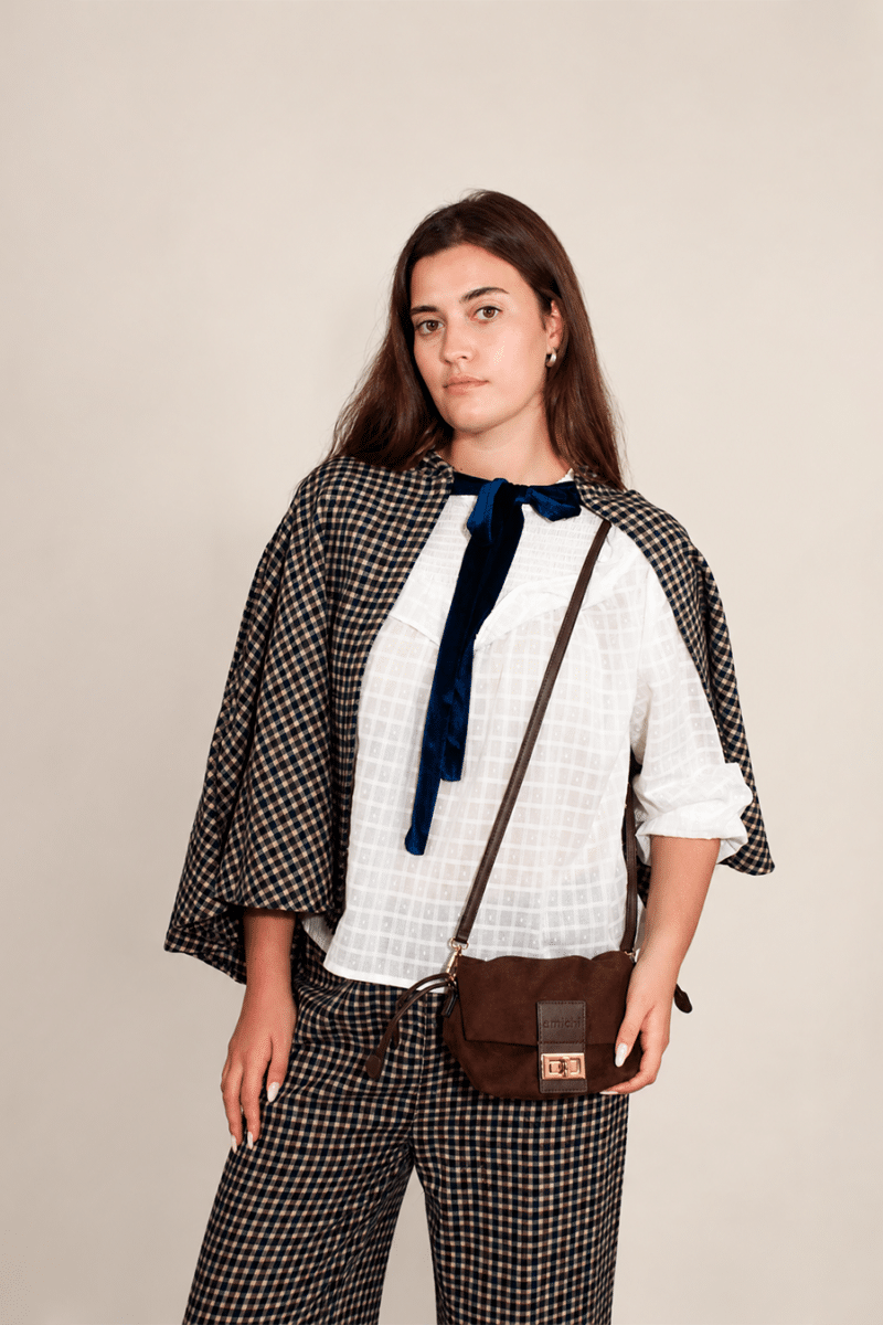 Blusa Carolina blanca de LA COMET combinada con pantalón de cuadros