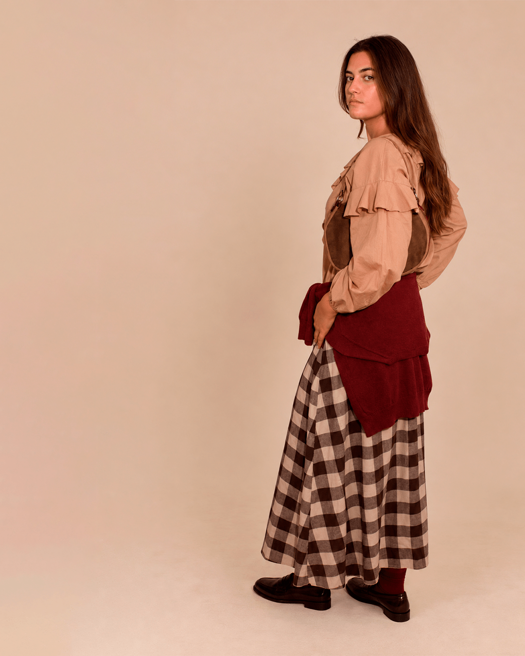 Falda Carla de LA COMET con estampado de cuadros marrón vista posterior